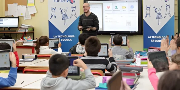 Un docente tiene una lezione sull'educazione ai media